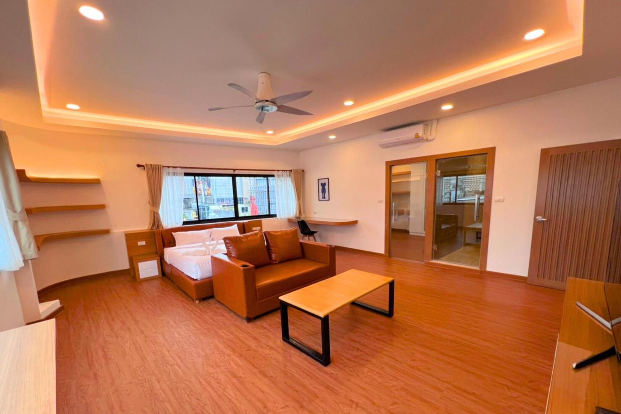 The Lodge Pattaya Esterno foto