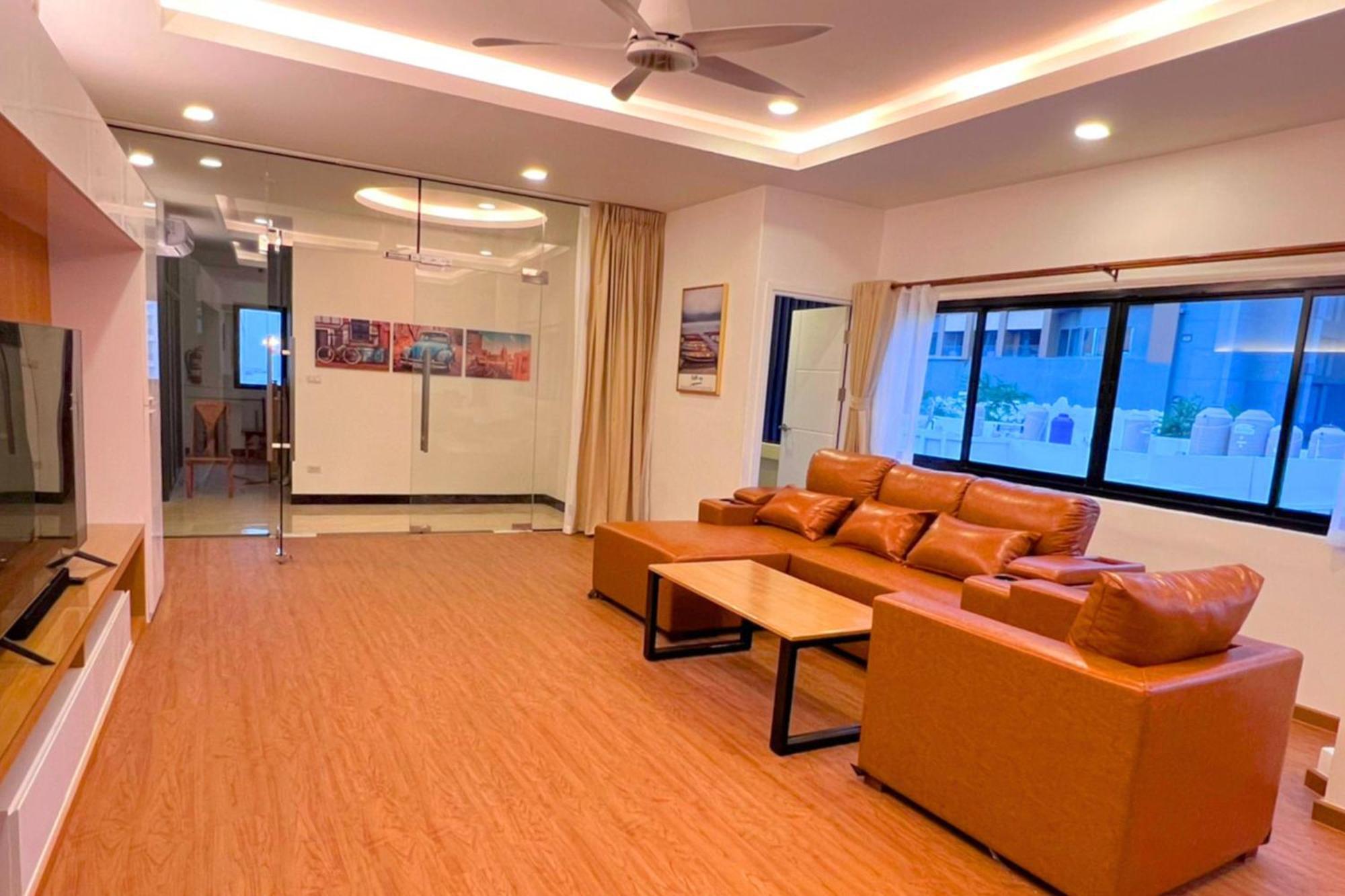 The Lodge Pattaya Esterno foto