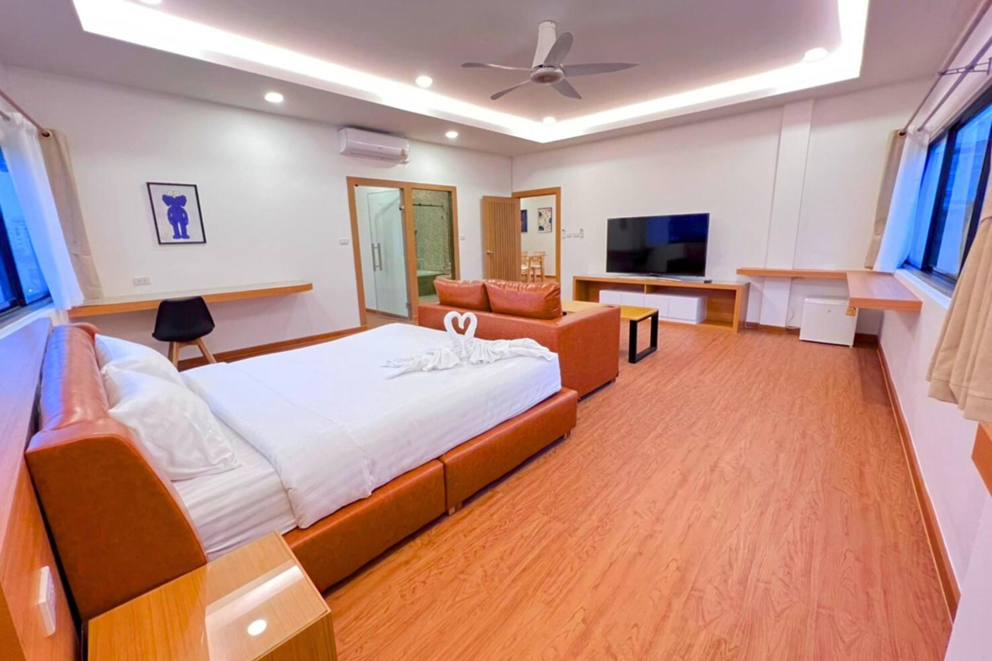 The Lodge Pattaya Esterno foto